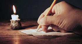 pisac pise olovkom pod svijecom